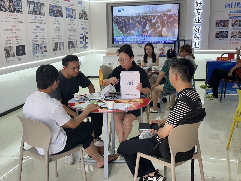 热热热热热，武汉新华咨询报名火热！盛夏热浪，挡不住求学热情！