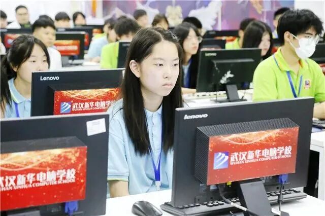 2025 届毕业生就业难？大学生 “回炉” 武汉新华学技能，成职场破局新选择！