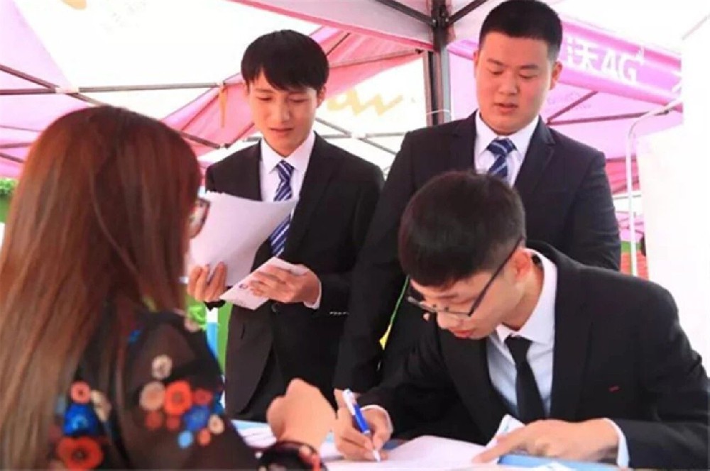 为什么学AIGC电商与短视频运营专业要到武汉新华？