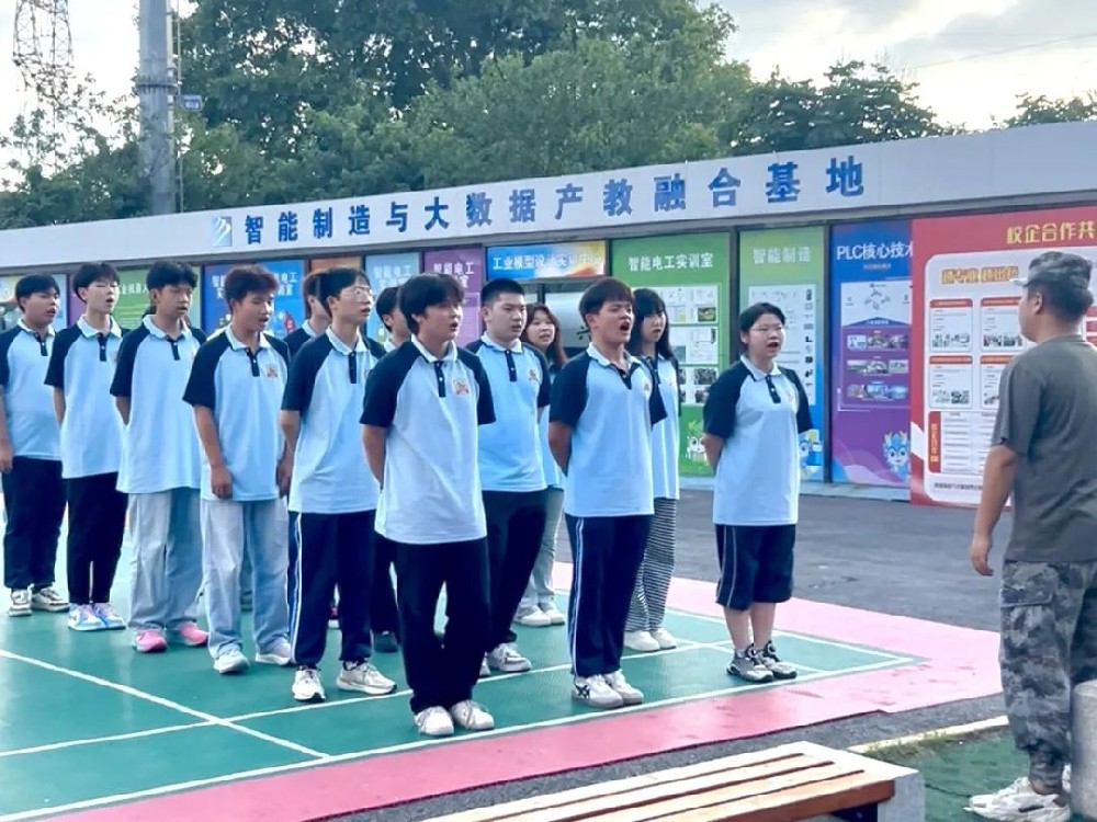 武汉新华电脑学校2025年新生夏令营开营啦！