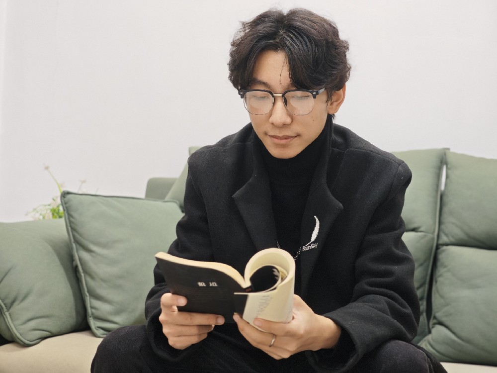 近日，武汉新华电脑学校的校园里迎来了一位特殊的分享者 ——22 级 VR 空间设计专业毕业生刘恩灏。如今的他已在武汉方林装饰集团站稳脚跟，担任豪宅深化设计师一职，月薪稳定在 4000-5000 元。此次重返母校，他带着半年的职场实战经验，专程为学弟学妹们带来 “避坑指南”，用亲身经历传递成长干货。新华实操优势，职场竞争