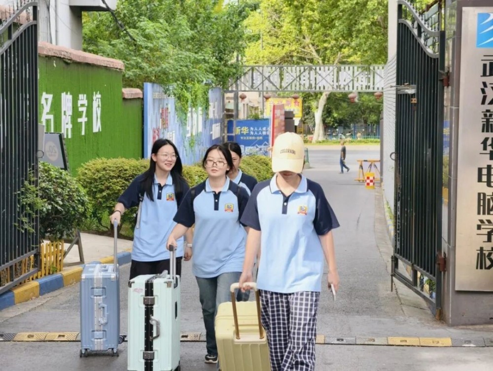 九月开学季，不少学生和家长咨询，入学后发现就读学校、所学专业不符合预期，担心长期影响升学与就业，想要申请转学，却疑惑开学之后是否还有调整机会。对此，武汉新华电脑学校作出回应，现阶段秋季插班补录工作正在开展，符合条件的学生可咨询报名，名额有限，遵循先报先得、招满即止原则。据介绍，本次插班补班面向初高中