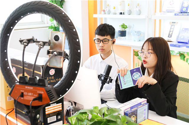 我去，这么多人来武汉新华电脑学校是干啥？